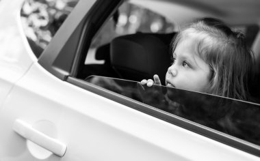 Sevimli küçük çocuk pencereden görünüyor