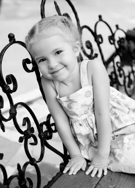 Porträtt av lycklig liten flicka — Stockfoto