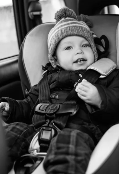 Niño pequeño en el asiento del coche —  Fotos de Stock