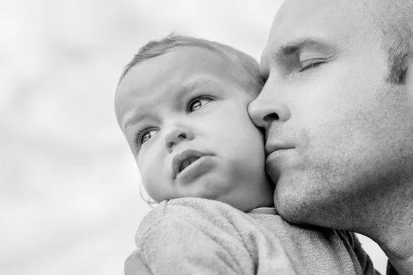 Padre premuroso calma il figlio del bambino all'aperto — Foto Stock