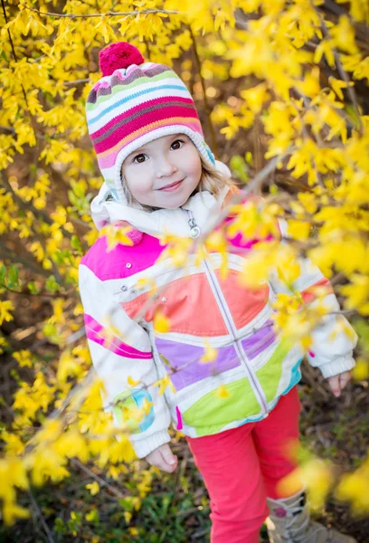 Pozitivní batole dívka v jarním období — Stock fotografie