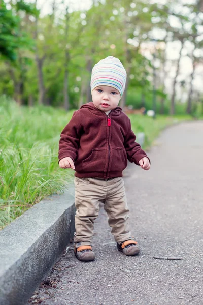 Bir yolda sevimli yürümeye başlayan çocuk — Stok fotoğraf