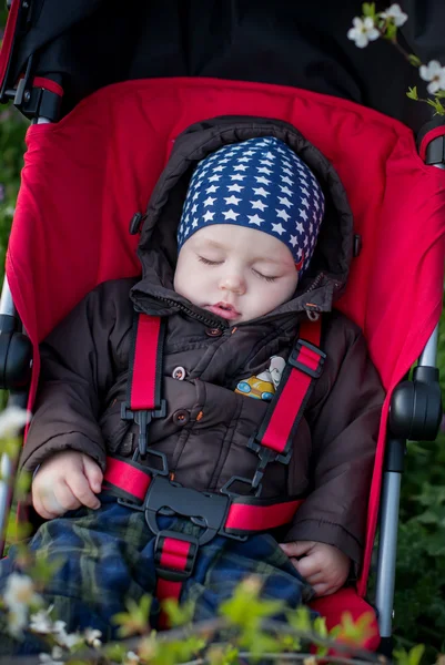 Niño pequeño está durmiendo en el cochecito —  Fotos de Stock