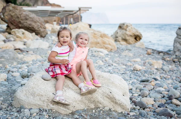 Две счастливые малышки на пляже — стоковое фото