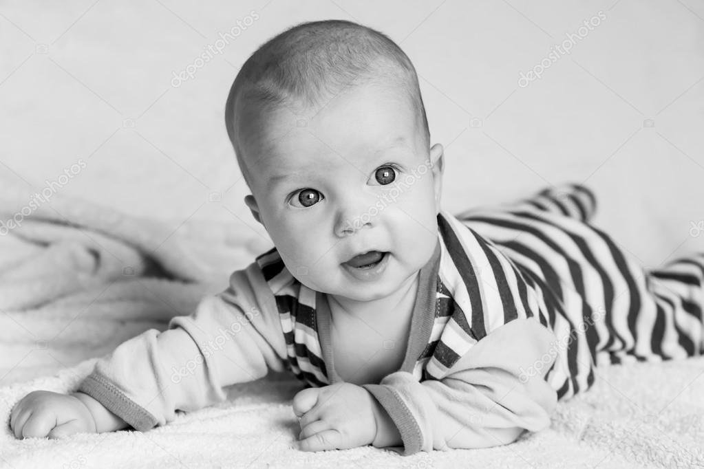 Bebe Garcon Mignon Sur Un Fond Blanc Image Libre De Droit Par Marchibas C