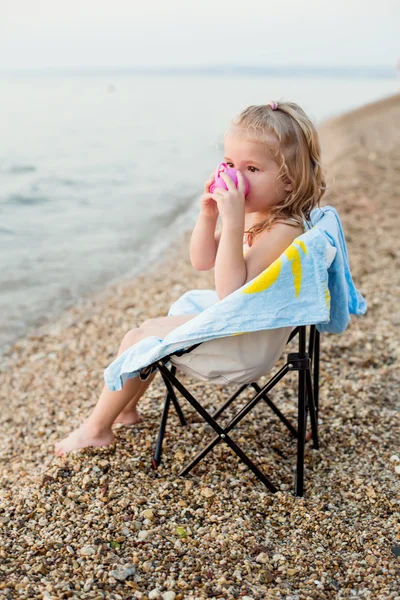 Happy little girl on the beach — Stock Photo, Image