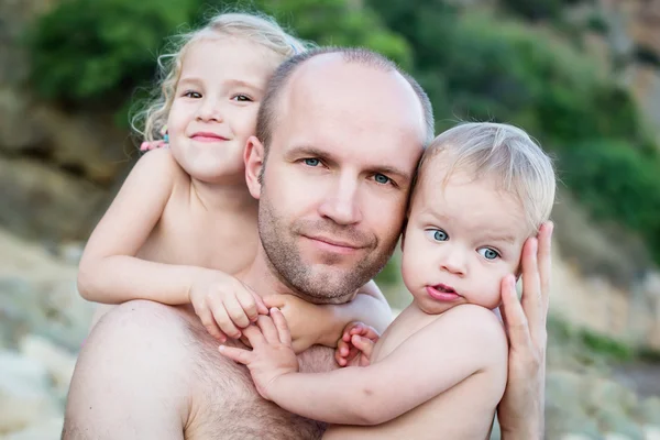 Pai feliz e filha e filho — Fotografia de Stock