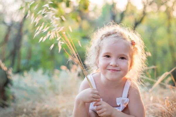 Милая маленькая девочка с букетом в руках — стоковое фото