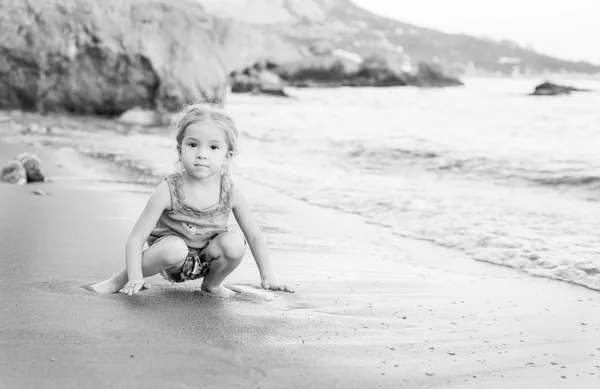 Retrato de bonito menina brincando — Fotografia de Stock