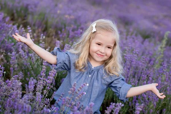 Glückliches kleines Mädchen im Lavendel — Stockfoto