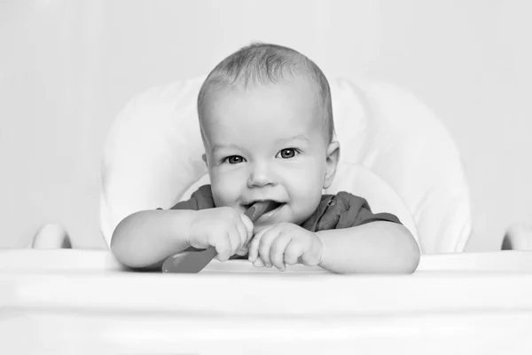 Niño riendo sosteniendo una cuchara —  Fotos de Stock