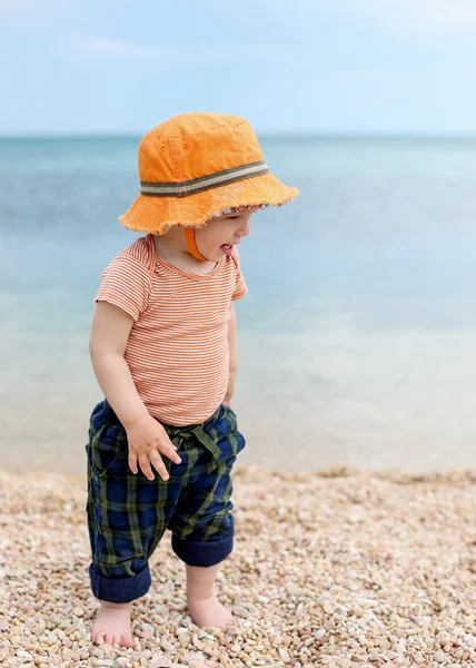 Menino feliz caminhando na praia — Fotografia de Stock