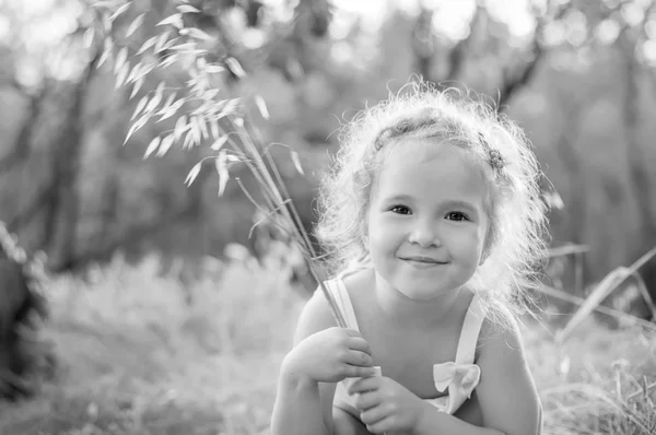 Menina bonito segurando um buquê — Fotografia de Stock