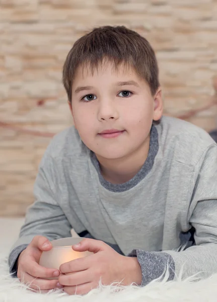 Porträt eines süßen kleinen Jungen — Stockfoto