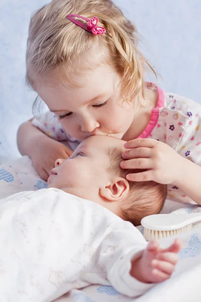 Cute Toddler soeur embrasse nouveau-né — Photo