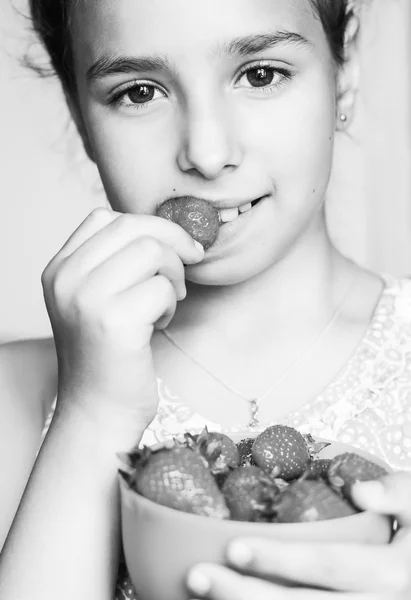 Criança comendo um morango — Fotografia de Stock