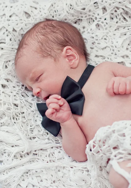 Newborn baby sleeping on white blanket — Stock Photo, Image