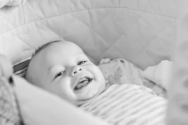 Bebê bonito sorrindo olhando para a câmera — Fotografia de Stock