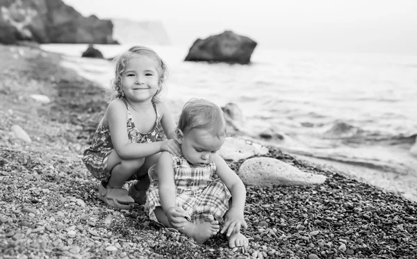 Amigável irmãozinho feliz e irmã — Fotografia de Stock