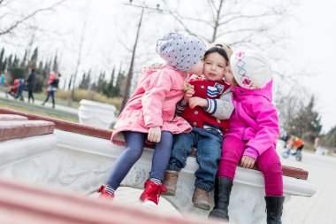 küçük çocuklar parkta oynarken eğlenceli 