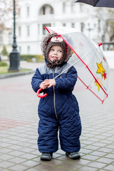 Söta barn pojke promenader i city — Stockfoto