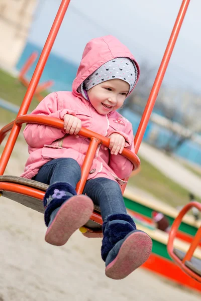 Schattig meisje op een schommel plezier — Stockfoto