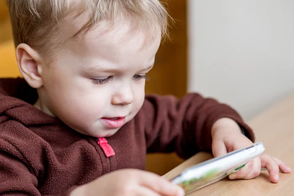 Toddler chłopiec bawi się telefon komórkowy — Zdjęcie stockowe