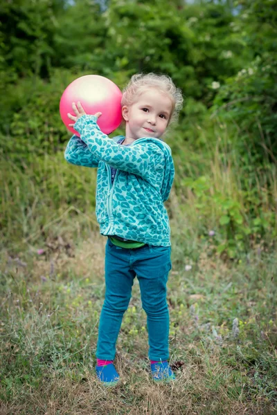 Niña feliz jugando con la pelota — Foto de Stock