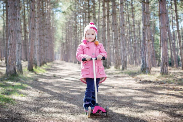 Bir scoote mutlu yürümeye başlayan çocuk kız — Stok fotoğraf