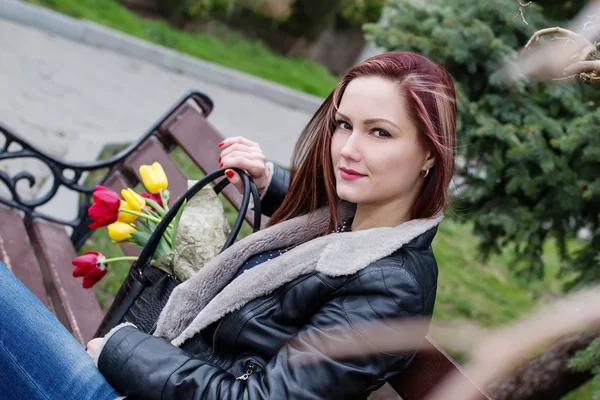 Hermosa mujer happyl con tulipanes en una bolsa — Foto de Stock