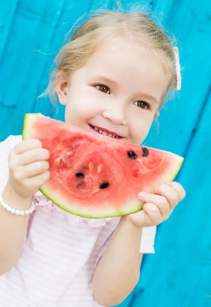 Gelukkig kind eten watermeloen buitenshuis — Stockfoto