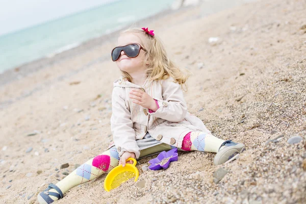 Gelukkig schattig klein meisje spelen op het strand — Stockfoto