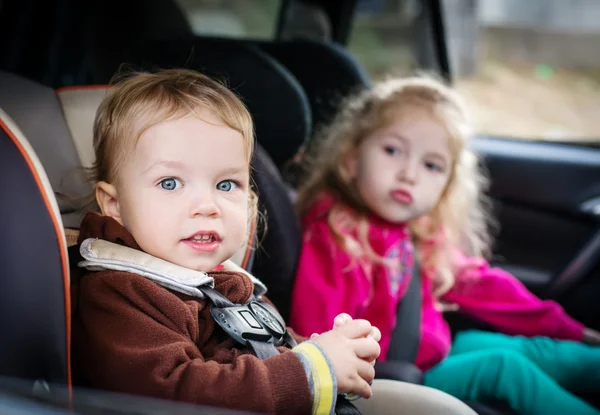 Petits enfants dans les sièges auto dans la voiture — Photo