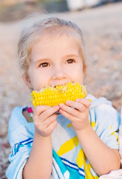 Toddler cute girl eating boiled corn — Stock Photo, Image