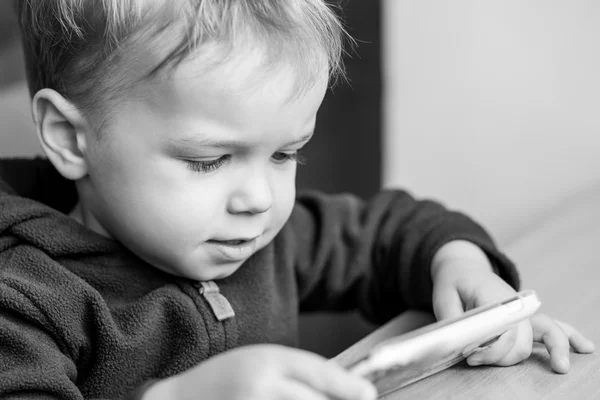 Toddler chłopiec bawi się telefon komórkowy — Zdjęcie stockowe