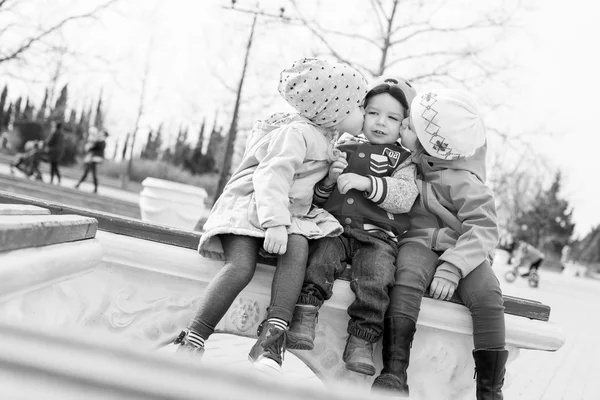 Leuke peuters spelen in het park — Stockfoto