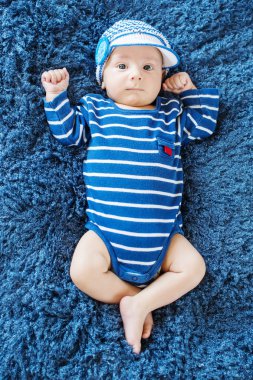 Şirin Bebek örgü şapkalı