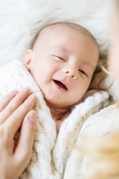 Sonriente bebé recién nacido — Foto de Stock