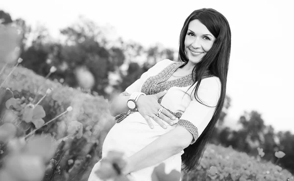 Довольно беременная брюнетка женщина — стоковое фото
