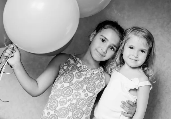 Irmãs bonitos com balões — Fotografia de Stock