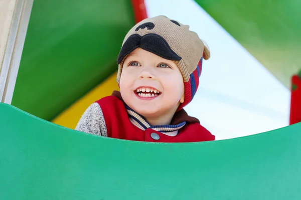 Enfant heureux s'amusant sur l'aire de jeux — Photo