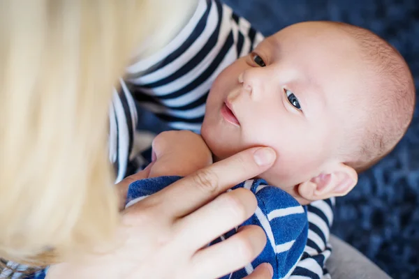 Madre che stringe delicatamente un neonato — Foto Stock