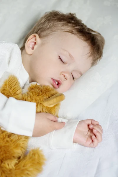 Μικρό παιδί αγόρι γλυκά στον ύπνο με ένα παιχνίδι — Φωτογραφία Αρχείου