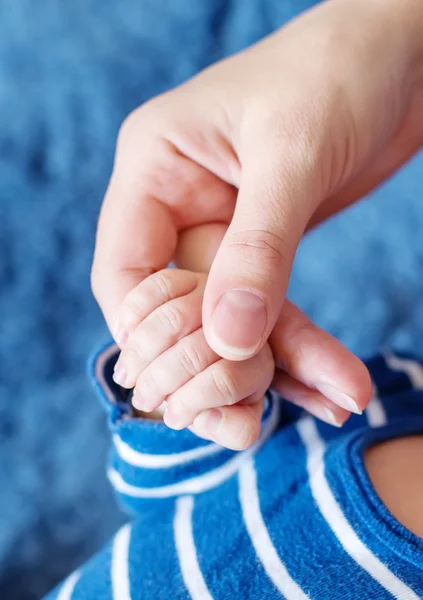 Mother holds the hand of a newborn — Stock Photo, Image