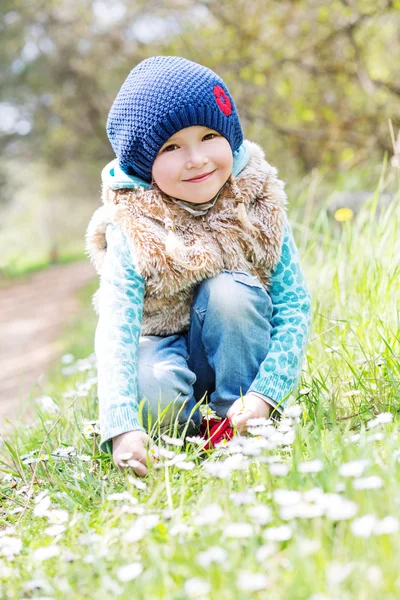 Linda niña con flores — Foto de Stock