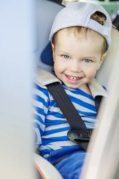 Portrait happy toddler boy sitting in the car — Stock Photo, Image