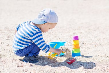 oynarken sevimli yürümeye başlayan çocuk 