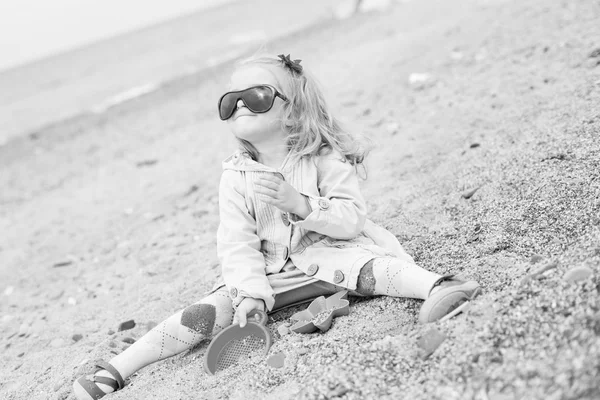 Feliz linda niña jugando en la playa — Foto de Stock