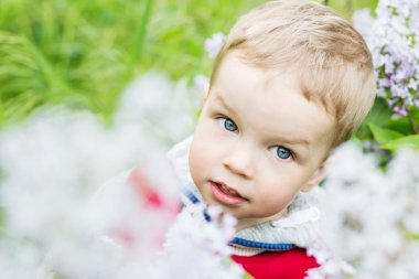 portre yürümeye başlayan çocuk çiçek kendiniyoluyor 
