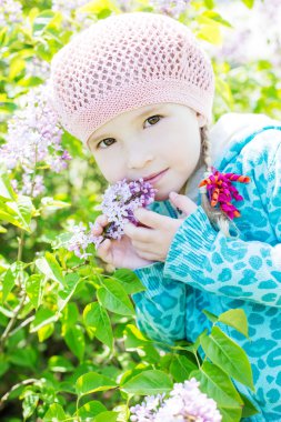 Çiçekli küçük bir kızın portresi.